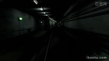 地铁列车在黑暗的隧道中行驶，抵达巴黎车站